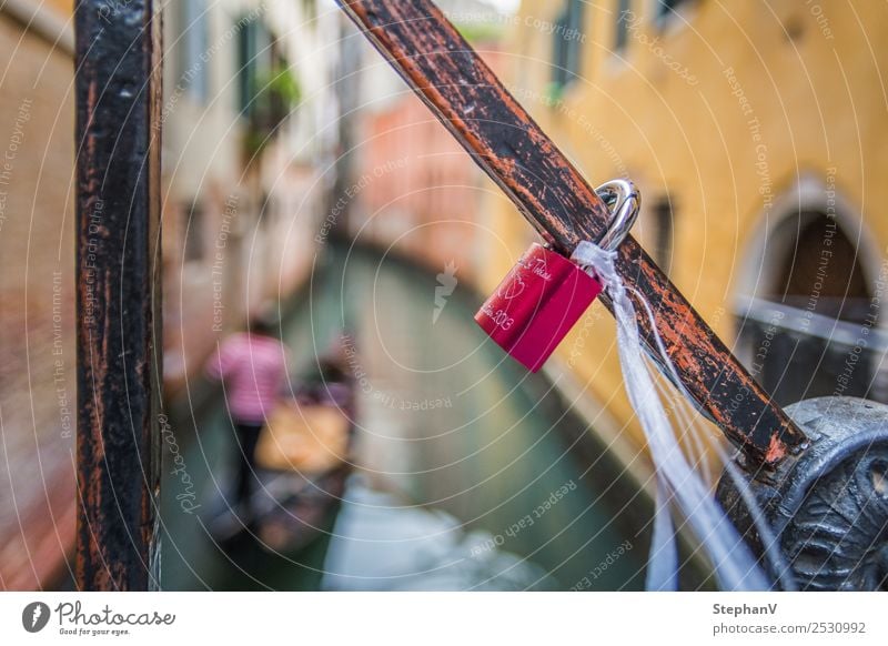 Liebesschloss an einer Brücke in Venedig, Italien 1 Mensch Europa Hafenstadt Schloss Kitsch gelb rot Gefühle Glück Lebensfreude Frühlingsgefühle Sympathie