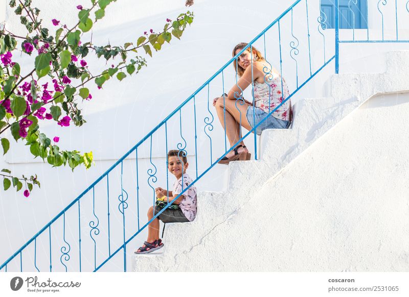 Mutter und Sohn auf einer weißen Treppe mit blauem Geländer Lifestyle Stil Freude Glück schön Spielen Haus Kind Mensch Baby Junge Frau Erwachsene