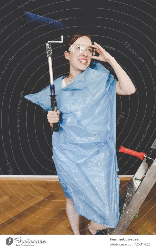 Woman in protective clothes posing with a blue paint roller #DIY Freizeit & Hobby feminin Frau Erwachsene 1 Mensch 18-30 Jahre Jugendliche Entschlossenheit