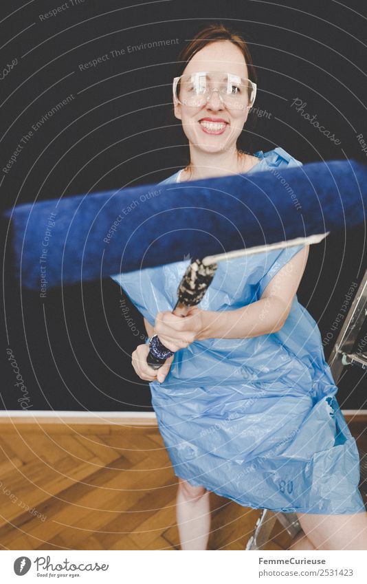 Woman in protective clothes posing with a blue paint roller #DIY Freizeit & Hobby feminin Frau Erwachsene 1 Mensch 18-30 Jahre Jugendliche 30-45 Jahre