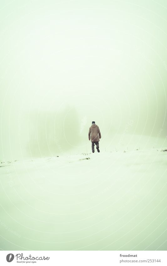 orientierungslos Mensch maskulin Mann Erwachsene Umwelt Luft Winter Unwetter Nebel Schnee Hügel Alpen Berge u. Gebirge gruselig kalt ruhig Müdigkeit Angst