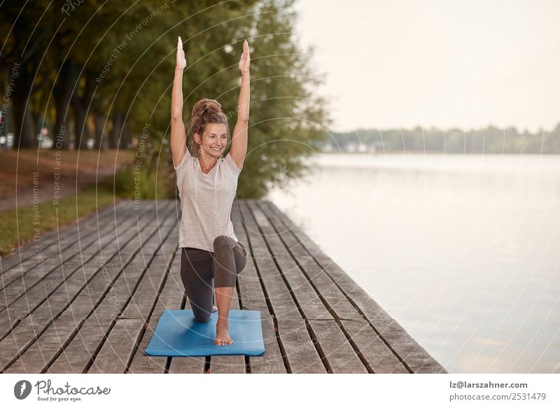 Glückliche junge Frau macht Yoga am See Lifestyle schön Körper Wellness Erholung Meditation Erwachsene 1 Mensch 18-30 Jahre Jugendliche Fitness Lächeln dünn