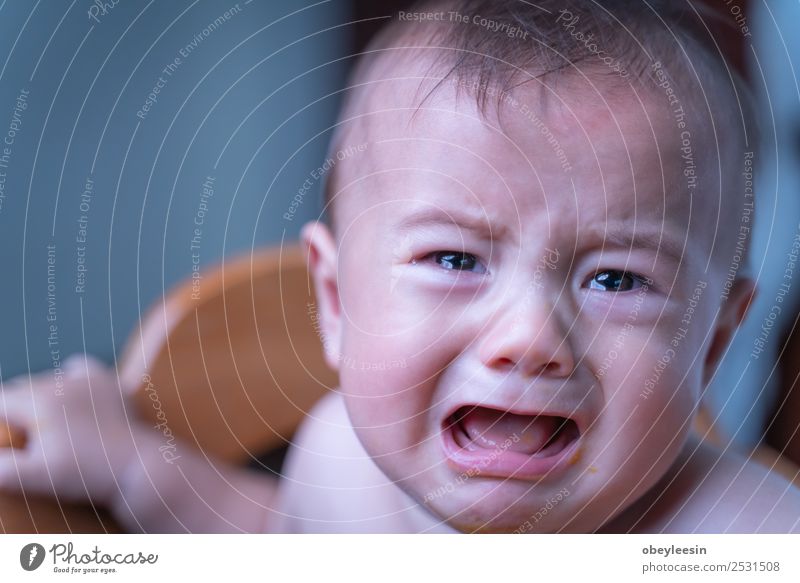 Baby sitzt traurig und weint im Zimmer. Lifestyle Mensch Kopf Gesicht Auge 1 0-12 Monate sitzen Farbfoto