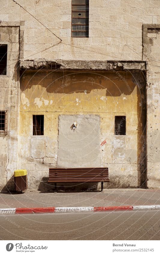 Wartezone Jaffa Israel Stadt Stadtzentrum Mauer Wand Fassade Fenster Verkehrswege Fußgänger Straße alt hell Bank warten Müllbehälter Beton Verfall Armut einfach