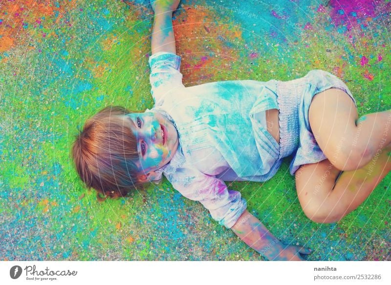 Kleines Mädchen umgeben von Farben Lifestyle Design exotisch Freude Freizeit & Hobby Kinderspiel Mensch feminin Kleinkind Kindheit 1 1-3 Jahre Kunst Künstler
