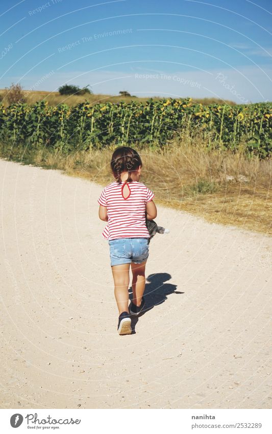 Rückansicht eines kleinen Mädchens, das in der Natur spazieren geht. Lifestyle Stil Wellness Abenteuer Freiheit Mensch feminin Kind Kleinkind Kindheit 1