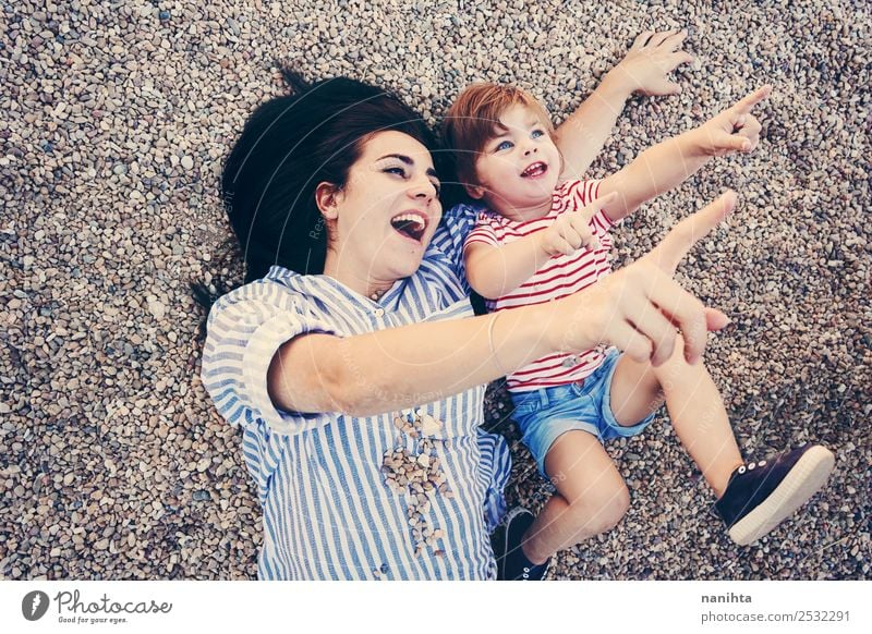 Mutter und Tochter beim gemeinsamen Spaß haben Lifestyle Wellness Leben Wohlgefühl Freizeit & Hobby Kindererziehung Bildung Mensch feminin Kleinkind Mädchen