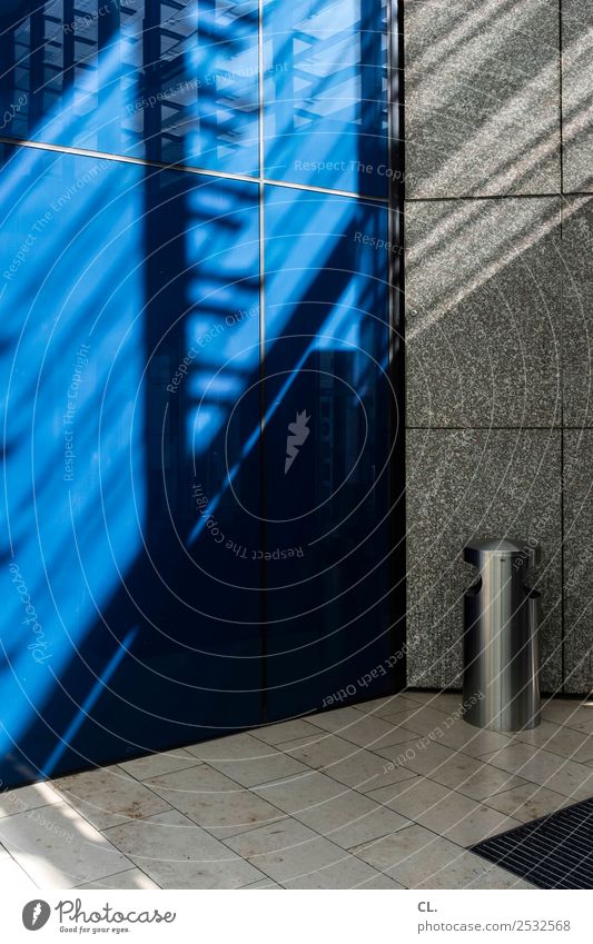 blaue wand Schönes Wetter Menschenleer Einkaufszentrum Mauer Wand Müllbehälter Papierkorb Metall ästhetisch Lichteinfall Alltagsfotografie Farbfoto