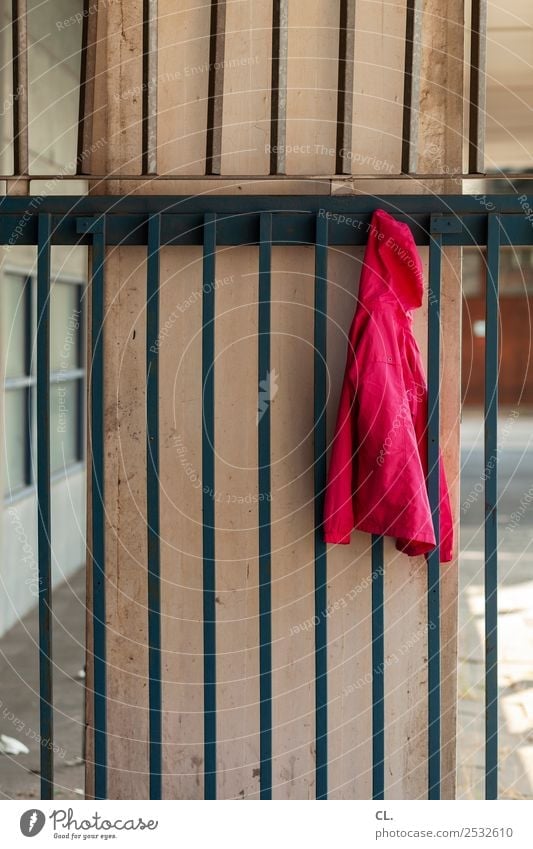 hängende jacke Schule Schulgebäude Schulhof Menschenleer Mauer Wand Mode Bekleidung Jacke Kapuzenjacke Gitter Zaun rot Pause vergessen Farbfoto Außenaufnahme