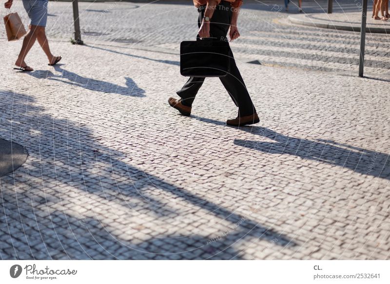 straßenleben kaufen Sommer Arbeit & Erwerbstätigkeit Mensch Mann Erwachsene Leben Beine Fuß Schönes Wetter Porto Portugal Stadt Stadtzentrum Verkehr
