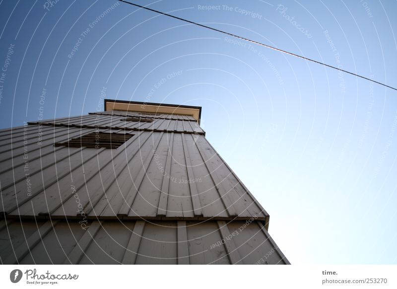 Drahtseilakt (reprise) | ChamanSülz Kabel Seil Turm Holz Linie eckig hell hoch oben blau Macht Erwartung Perspektive Stahlkabel erhaben majestätisch Sonnenseite