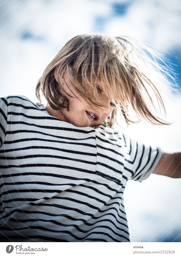 Blonder Junge spielt mit wehendem Haar Freude Glück Kindererziehung Mensch maskulin 1 8-13 Jahre Kindheit Umwelt Wolken Sonne Schönes Wetter T-Shirt
