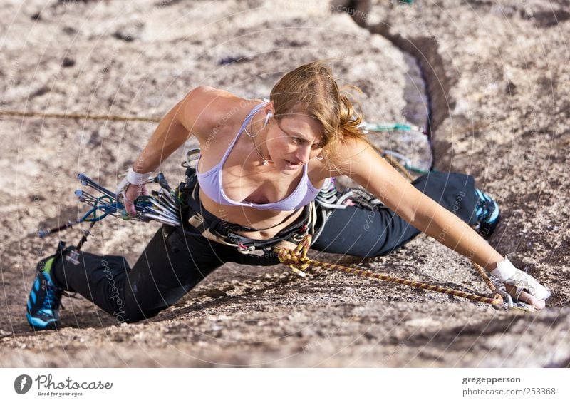 Weibliche Klettererin. Leben Abenteuer Sport Klettern Bergsteigen Erfolg Frau Erwachsene 1 Mensch 18-30 Jahre Jugendliche sportlich Lebensfreude selbstbewußt