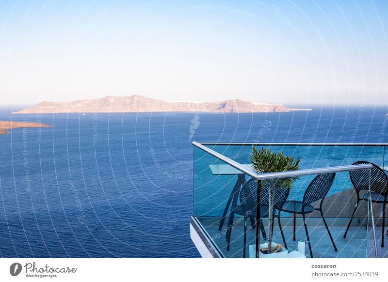 Luxuriöse Terrasse mit Blick auf den Vulkan in Santorini, Griechenland. schön Ferien & Urlaub & Reisen Tourismus Kreuzfahrt Sommer Strand Meer Insel Haus