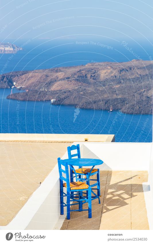 Kleine Terrasse mit Meerblick in Santorini, Griechenland. Meeresfrüchte Mittagessen Abendessen Teller Design schön Ferien & Urlaub & Reisen Sommer Insel Stuhl