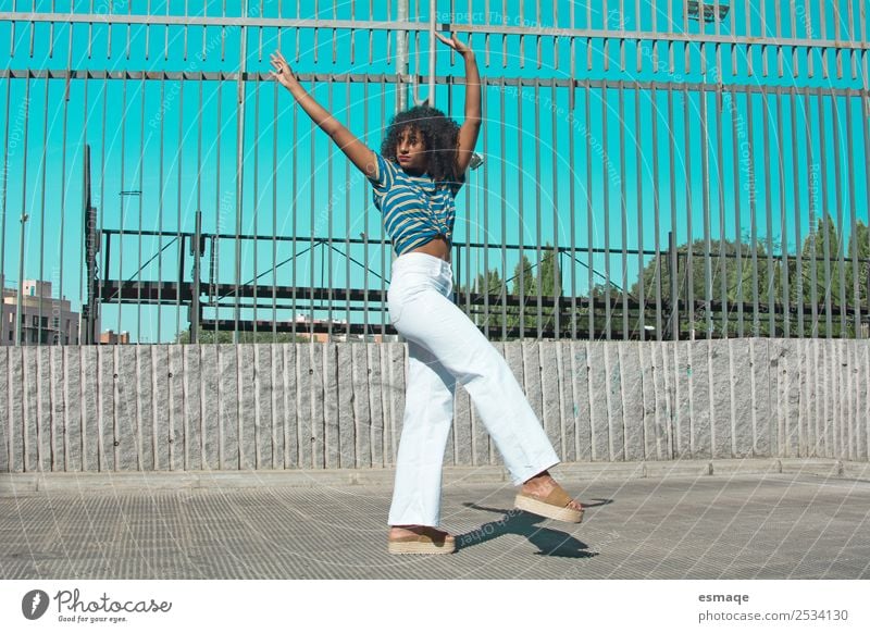 Porträt einer Mulatoo-Frau auf der Straße Lifestyle Stil Gesundheit Wellness Leben Sport Mensch Junge Frau Jugendliche 1 Natur Stadt Mode Afro-Look Denken