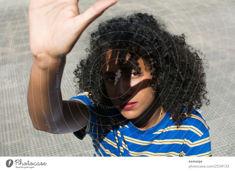 Mulatten-Frau-Portrait Lifestyle Mensch feminin Junge Frau Jugendliche Erwachsene 1 Sonne Mode Haare & Frisuren schwarzhaarig Locken Afro-Look Ferne rebellisch