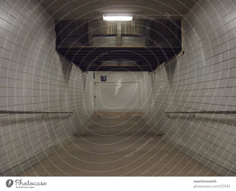 Tunnel Bahnsteig Licht Fliesen u. Kacheln Beton betoniert Brücke Unterführung Bahnhof Eisenbahn Geländer Schatten
