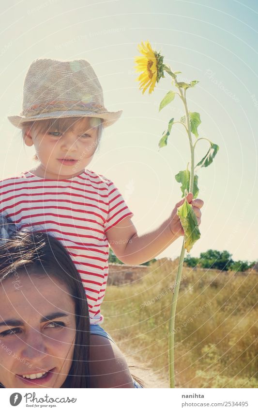 Mutter und Tochter genießen einen sonnigen Tag Lifestyle Stil Freude Wellness Wohlgefühl Sinnesorgane Mensch feminin Junge Frau Jugendliche Erwachsene