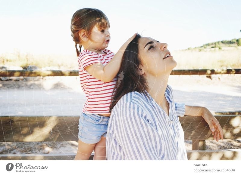 Kleines Mädchen, das den Kopf ihrer Mutter berührt. Lifestyle Stil Freude schön Haare & Frisuren Wellness Erholung Mensch feminin Kind Kleinkind Junge Frau