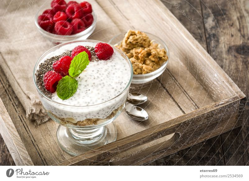Chia-Joghurt mit Himbeeren im Glasbecher Molkerei Frucht Gesunde Ernährung Vegane Ernährung Vegetarische Ernährung Superfood natürlich lecker Samen Dessert Diät