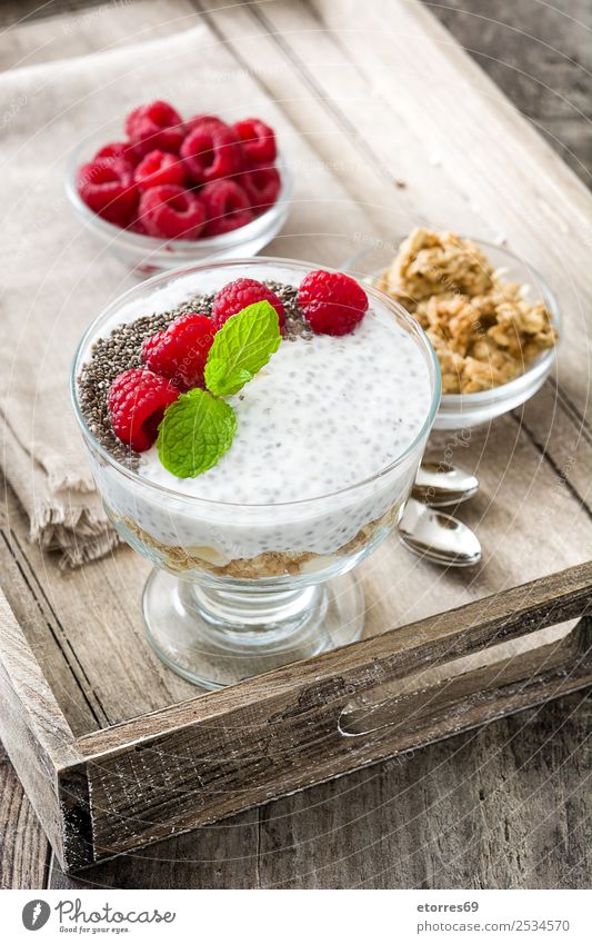Chia-Joghurt mit Himbeeren im Glasbecher Molkerei Frucht Gesundheit Gesunde Ernährung Vegane Ernährung Vegetarische Ernährung Superfood natürlich lecker Samen