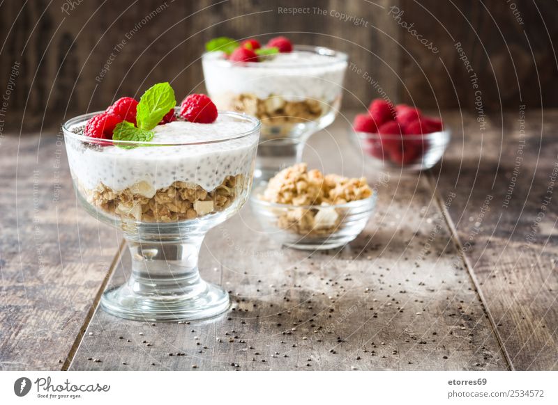 Chia-Joghurt mit Himbeeren im Glasbecher Molkerei Frucht Gesundheit Gesunde Ernährung Vegane Ernährung Vegetarische Ernährung Superfood natürlich lecker Samen
