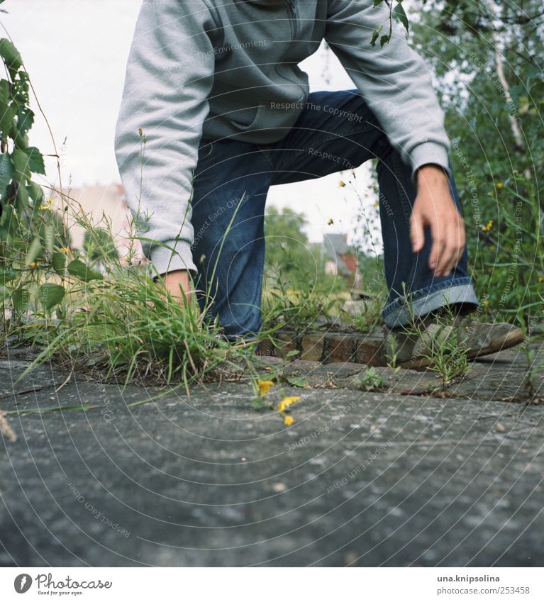 untergrund IV maskulin Junger Mann Jugendliche Erwachsene 1 Mensch 18-30 Jahre Umwelt Natur Pflanze Gras Industrieanlage Ruine Stein Beton Bewegung entdecken