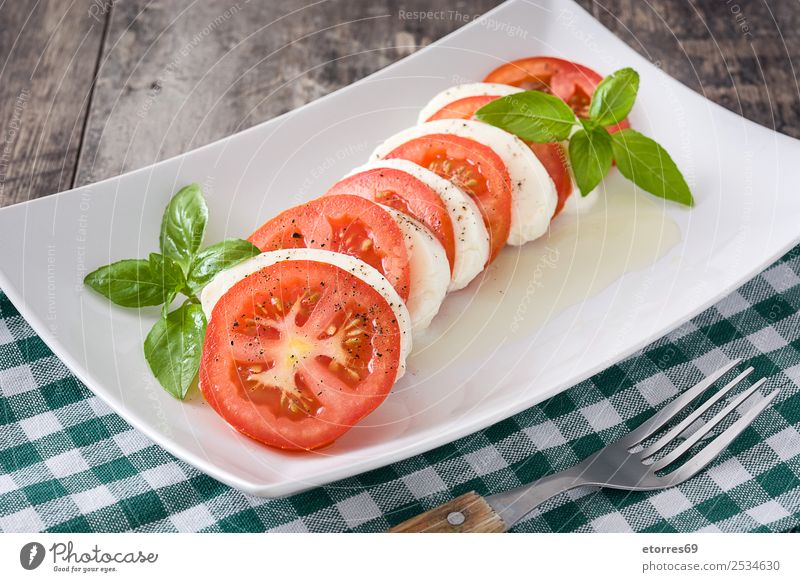 Caprese-Salat mit Mozzarella-Käse, Tomaten und Basilikum Salatbeilage Gemüse Italienisch Mahlzeit grün rot Gesundheit Gesunde Ernährung Vegetarische Ernährung