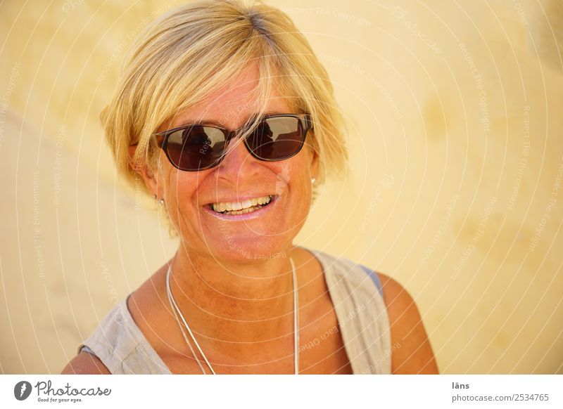 hallo Mensch feminin Frau Erwachsene Leben Kopf 1 45-60 Jahre Fassade Sonnenbrille blond beobachten Lächeln Glück natürlich schön Freude Fröhlichkeit