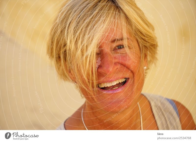 Fröhlichkeit ist... Sommer Flirten Mensch feminin Frau Erwachsene Leben Kopf Haare & Frisuren Gesicht 1 45-60 Jahre lachen Blick Glück natürlich positiv Wärme