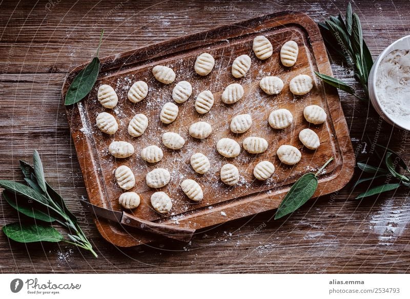 Ricotta Gnocchi mit Salbei Lebensmittel Gesunde Ernährung Speise Foodfotografie Italienische Küche Kräuter & Gewürze Essen zubereiten roh rustikal rezept