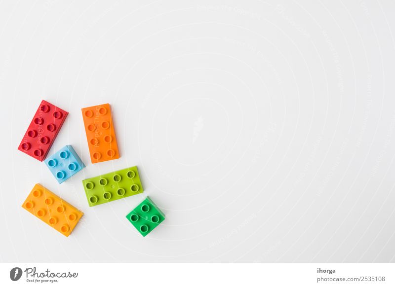 Spielzeugbausteine in verschiedenen Farben auf weißem Hintergrund Design Freude Freizeit & Hobby Spielen Entertainment Kind Kindheit Gebäude Backstein
