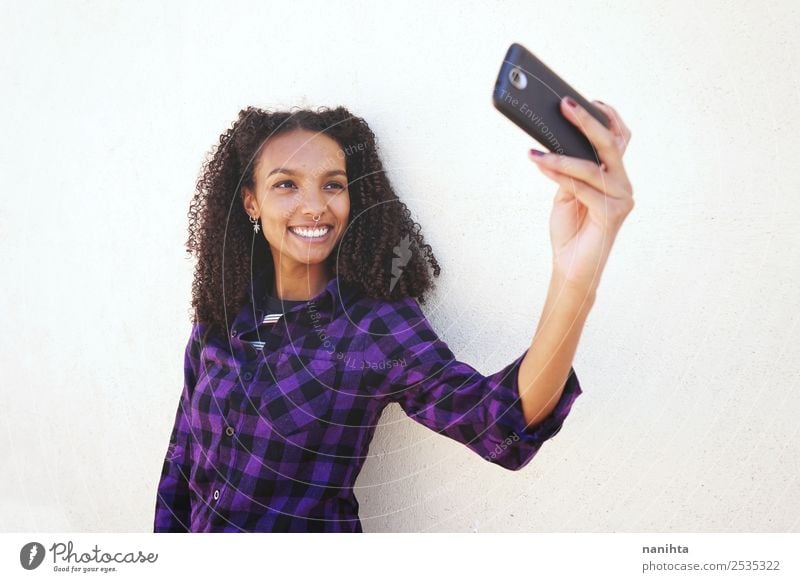 Junge und glückliche Frau, die einen Selfie nimmt. Lifestyle Stil Freude Haare & Frisuren Handy Fotokamera PDA Technik & Technologie Unterhaltungselektronik