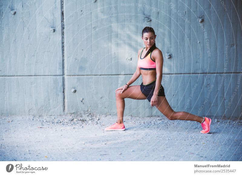 athletische Frau, die ihre Dehnungsroutine macht. Lifestyle schön Körper Sommer Sport Joggen Erwachsene Fitness Zufriedenheit Freizeit & Hobby Gesundheitswesen