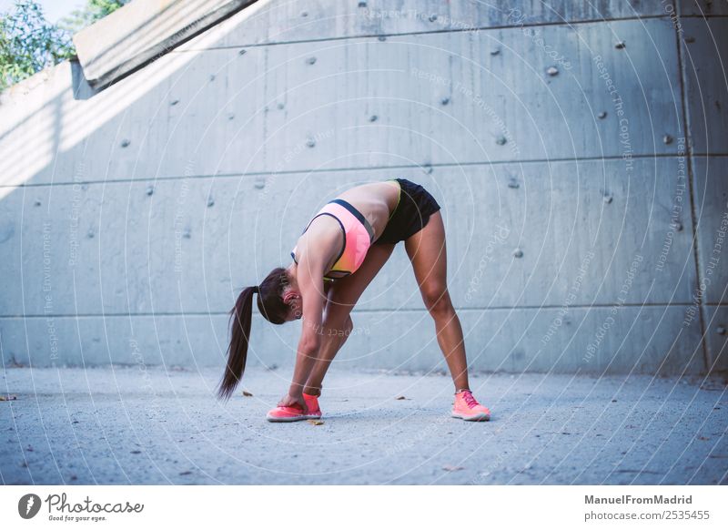 athletische Frau, die ihre Dehnungsroutine macht. Lifestyle schön Körper Sommer Sport Joggen Erwachsene Fitness Zufriedenheit Gesundheit Gesundheitswesen Läufer