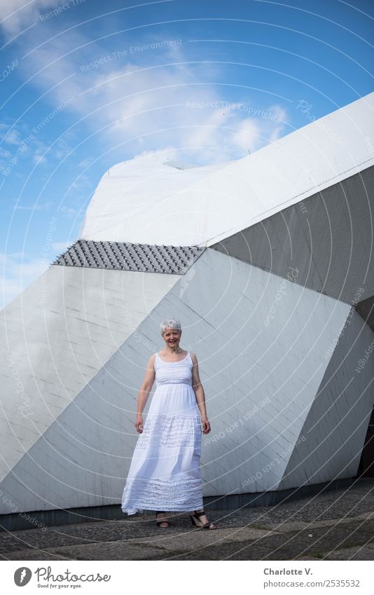 Steinig | Himmelwärts Mensch feminin Frau Erwachsene Weiblicher Senior 1 45-60 Jahre Architektur Wolken Sommer Schönes Wetter Mauer Wand Strebe Kleid grauhaarig