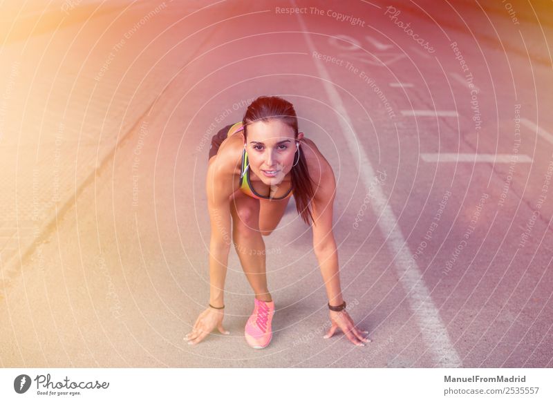 athletische Frau beim Laufen im Freien Lifestyle Sport Erfolg Erwachsene Linie gehen Tatkraft Beginn Konkurrenz Bahn bereit Kulisse Athlet Läufer positionieren