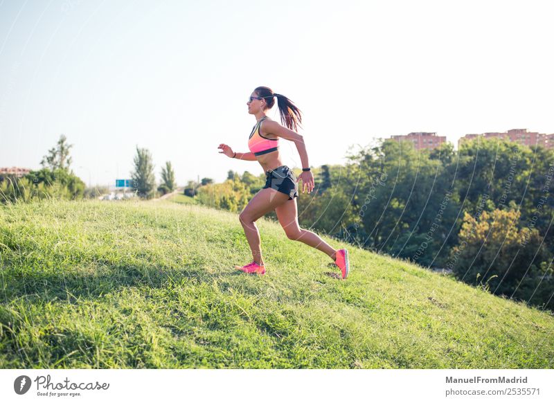 athletische Frau beim Laufen im Freien Lifestyle schön Körper Wellness Sommer Sport Joggen Erwachsene Park Hügel Fitness Läufer rennen nach oben Training laufen