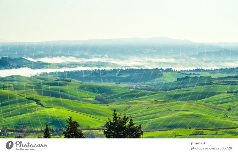 Landschaft mit Nebel, der in der Morgensonne aufsteigt. Ferien & Urlaub & Reisen Tourismus Sommer Winter Haus Natur Himmel Herbst Baum Wiese Hügel grün Idylle