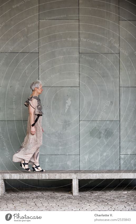 Vor der | Grenzüberschreitung Mensch feminin Frau Erwachsene Weiblicher Senior 1 45-60 Jahre Bauwerk Mauer Wand Fassade Bank Mode Kleid grauhaarig kurzhaarig