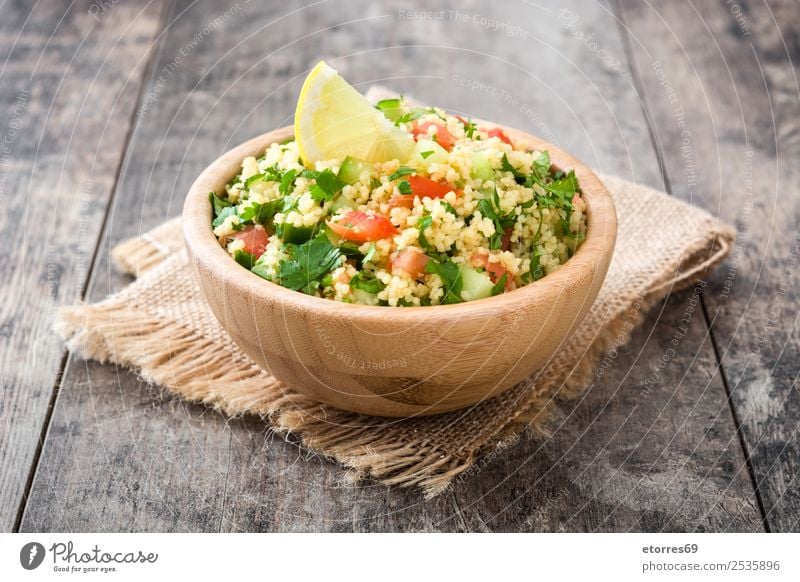 Tabbouleh-Salat Tisch Salatbeilage Couscous Gemüse Tomate Gurke Salatgurke Petersilie Minze Vegane Ernährung Vegetarische Ernährung Gesunde Ernährung Diät