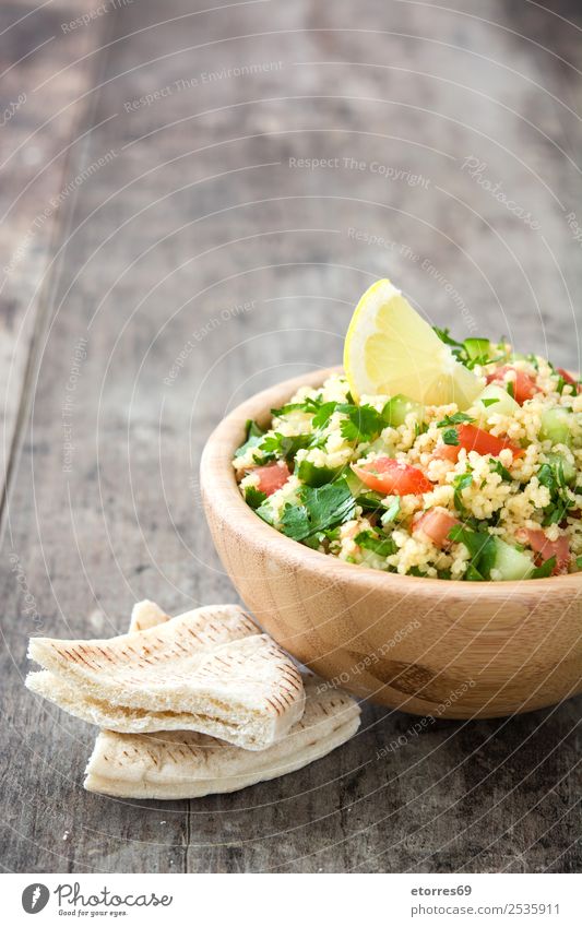 Tabbouleh-Salat und Zutaten Tisch Salatbeilage Couscous Gemüse Tomate Gurke Salatgurke Petersilie Minze Vegane Ernährung Vegetarische Ernährung