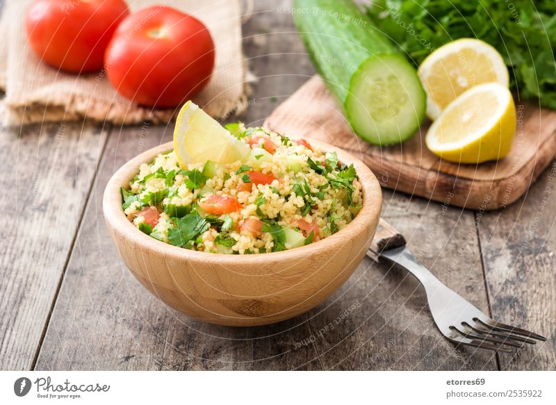 Tabbouleh-Salat Tisch Salatbeilage Couscous Gemüse Tomate Gurke Petersilie Minze Vegane Ernährung Vegetarische Ernährung Gesunde Ernährung Diät