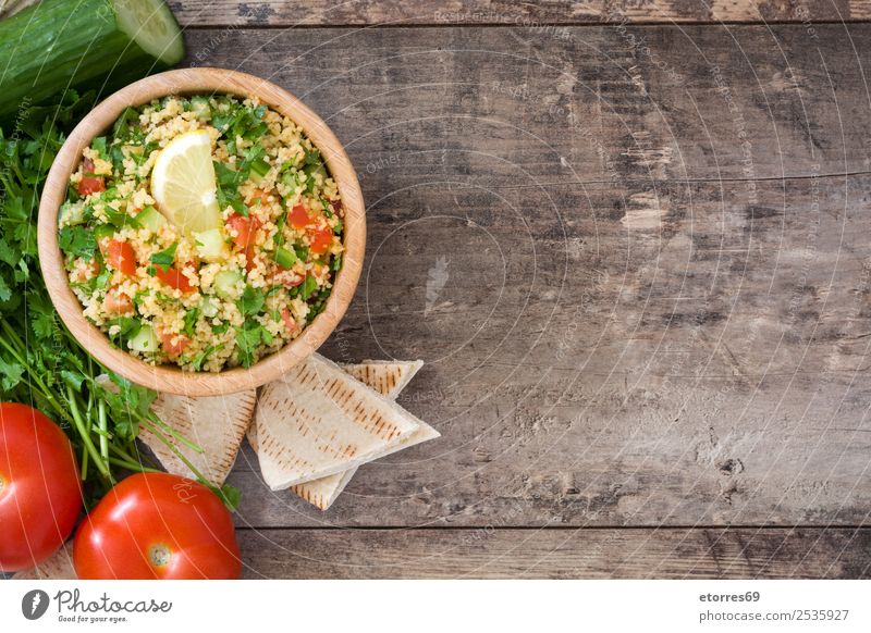 Tabbouleh-Salat Lebensmittel Gemüse Ernährung Vegetarische Ernährung Diät Schalen & Schüsseln Gesundheit Gesunde Ernährung Tisch Holz rot weiß Tradition