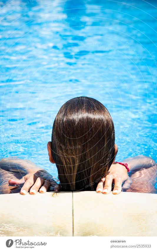 Frau von hinten am Rand eines Pools Lifestyle elegant Stil Geld schön Körper Wellness Erholung Spa Schwimmbad Freizeit & Hobby Ferien & Urlaub & Reisen