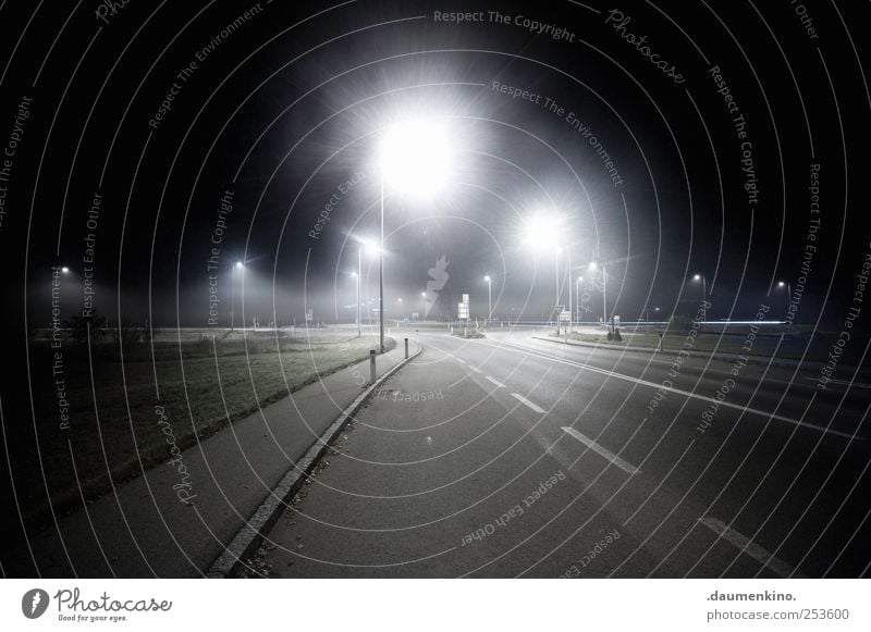 o Natur Landschaft Nebel Stadtrand Menschenleer Verkehr Verkehrswege Straßenverkehr Autofahren Straßenkreuzung ästhetisch Einsamkeit Farbfoto Außenaufnahme