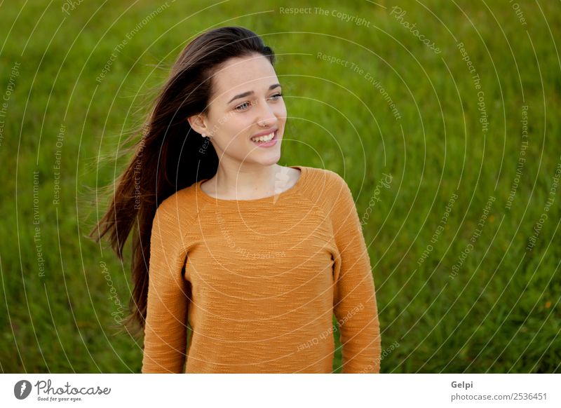 Außenporträt eines schönen, glücklichen Teenagermädchens Glück Sonne Mensch Frau Erwachsene Jugendliche Natur Wind Gras Park Wiese Mode genießen frei niedlich