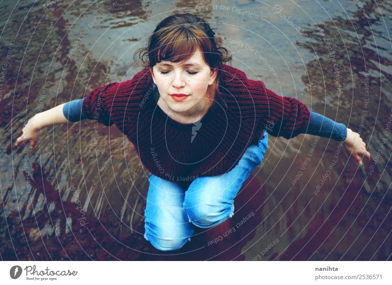Junge Frau genießt die Stille in einem Fluss. Lifestyle Gesundheit Wellness harmonisch Wohlgefühl Sinnesorgane Erholung Meditation Mensch feminin Erwachsene