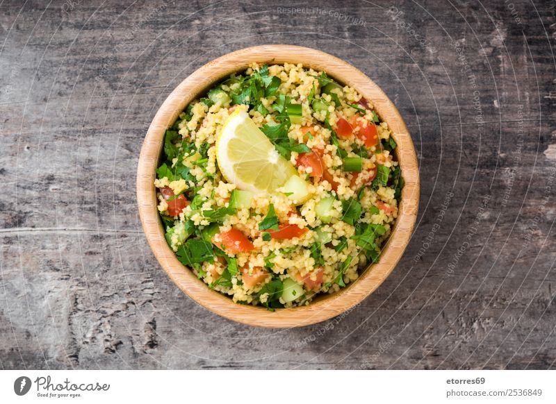 Tabbouleh-Salat mit Couscous Tisch Salatbeilage Gemüse Tomate Gurke Salatgurke Petersilie Minze Vegane Ernährung Vegetarische Ernährung Gesundheit